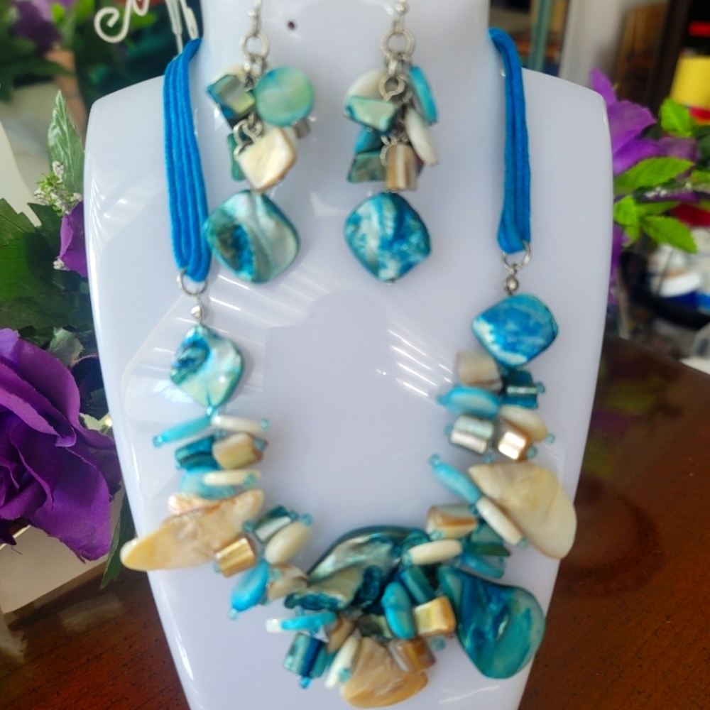 (NWT) Blue White Necklace Set